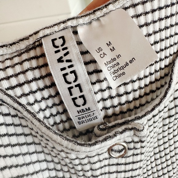 H&M Divided Crop Tank Top with Snap Fasteners - Picture 4 of 4